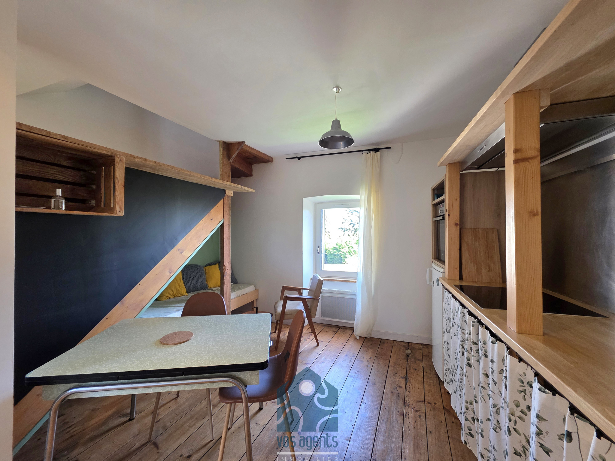 Maison de bourg 2 pièces avec jardinet et annexes