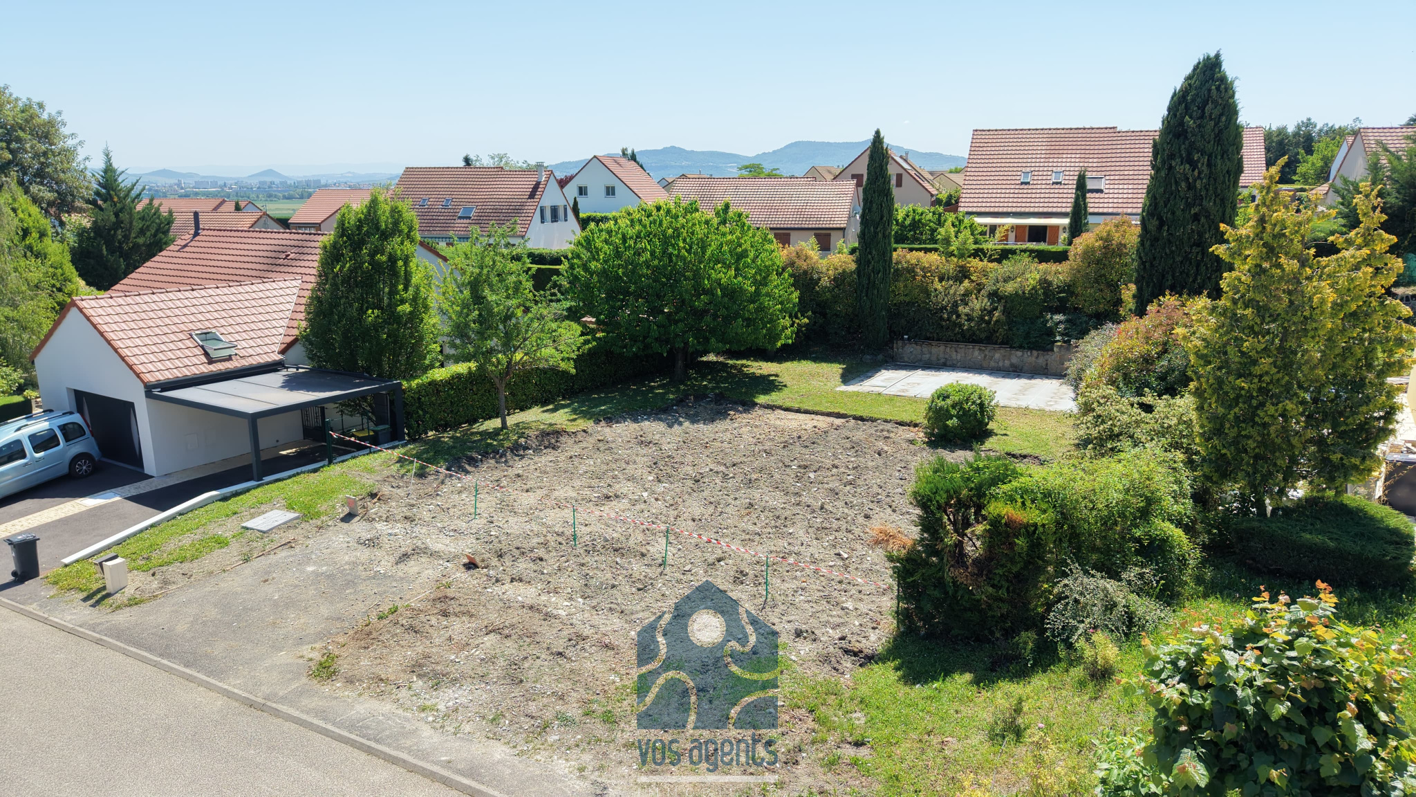Terrain constructible viabilisé avec local piscine et piscin