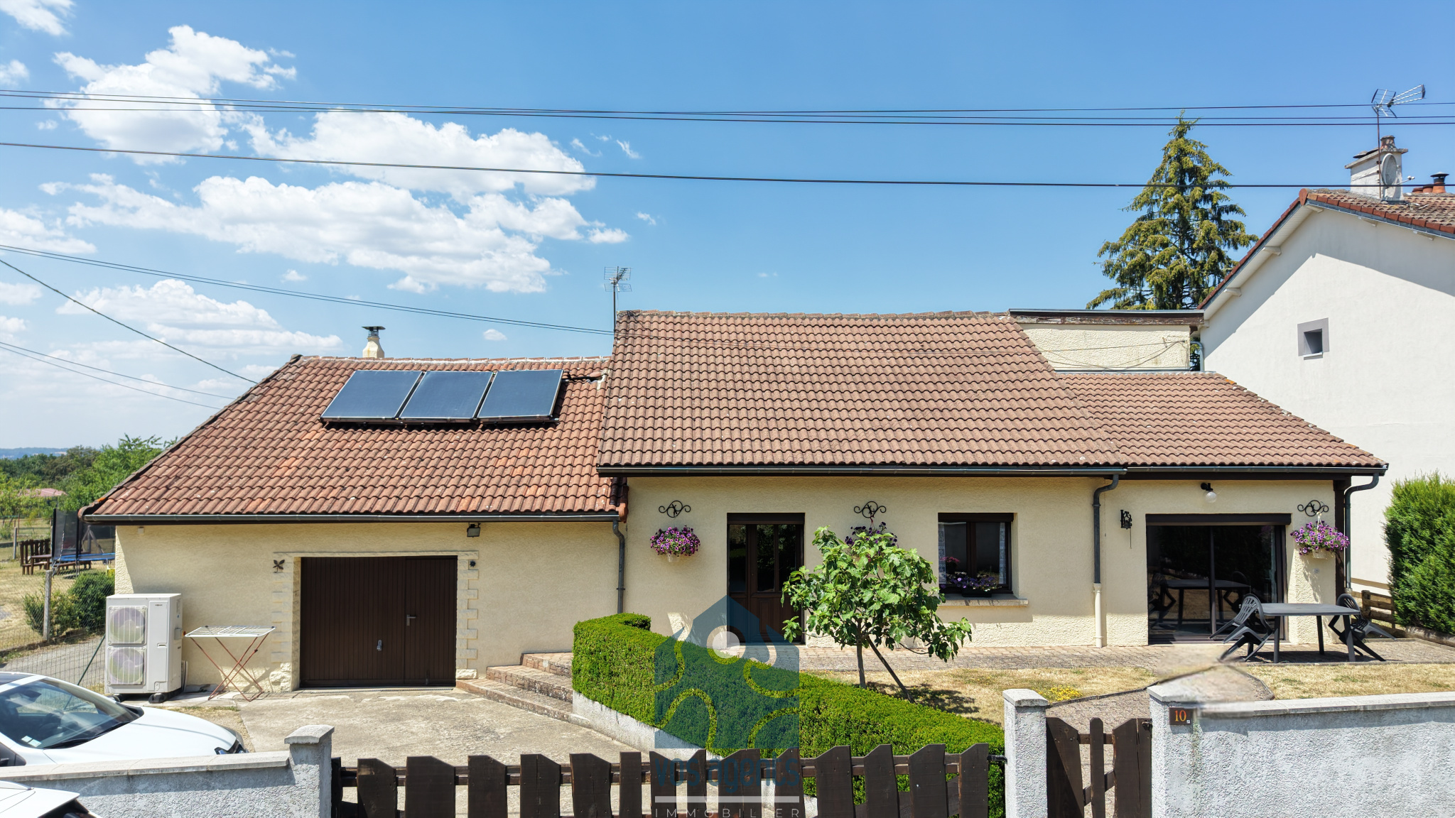 Maison plain-pied avec terrasse, garage et annexes