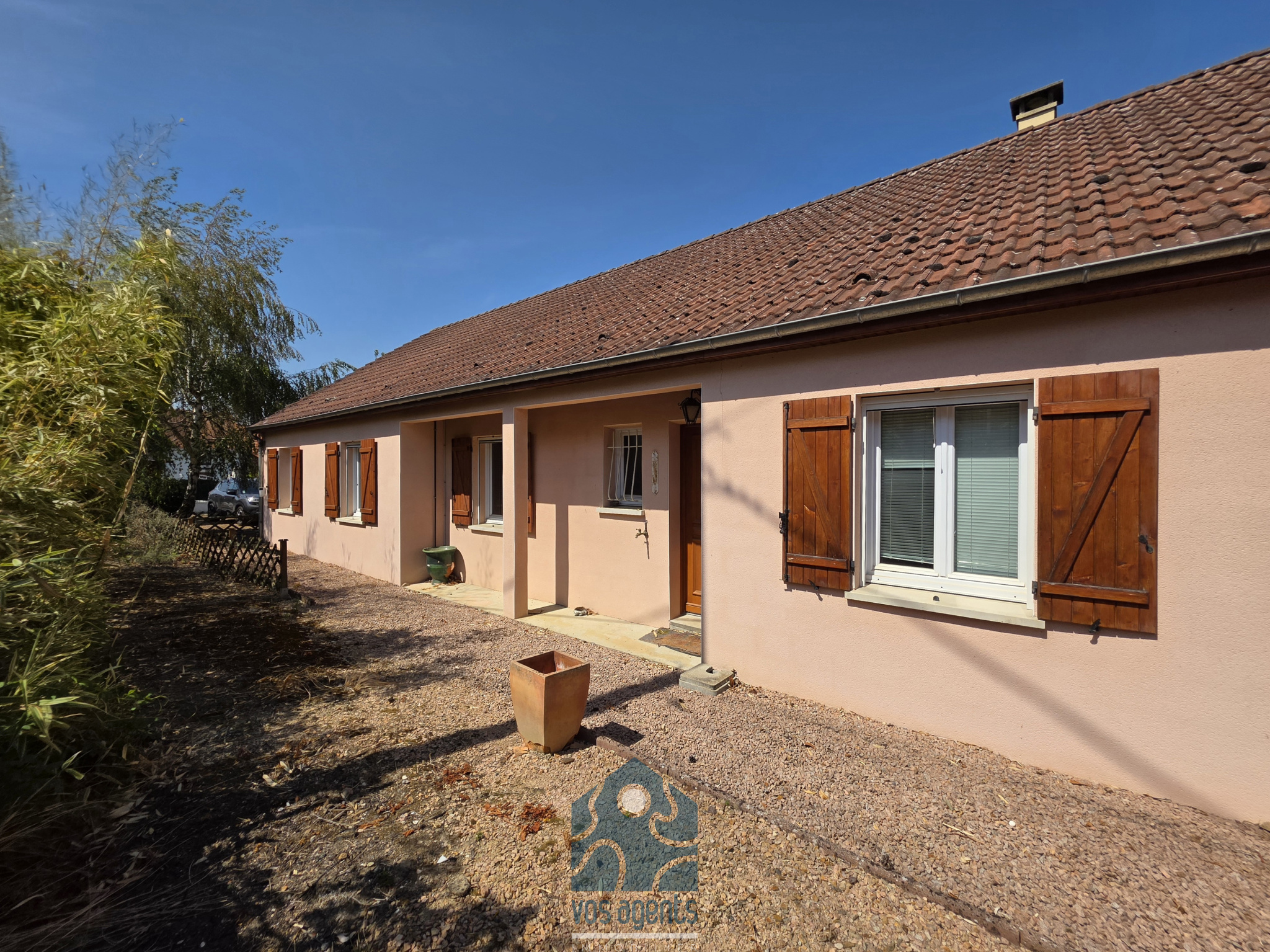 Maison de plain pied avec terrasse, garage, veranda et annex