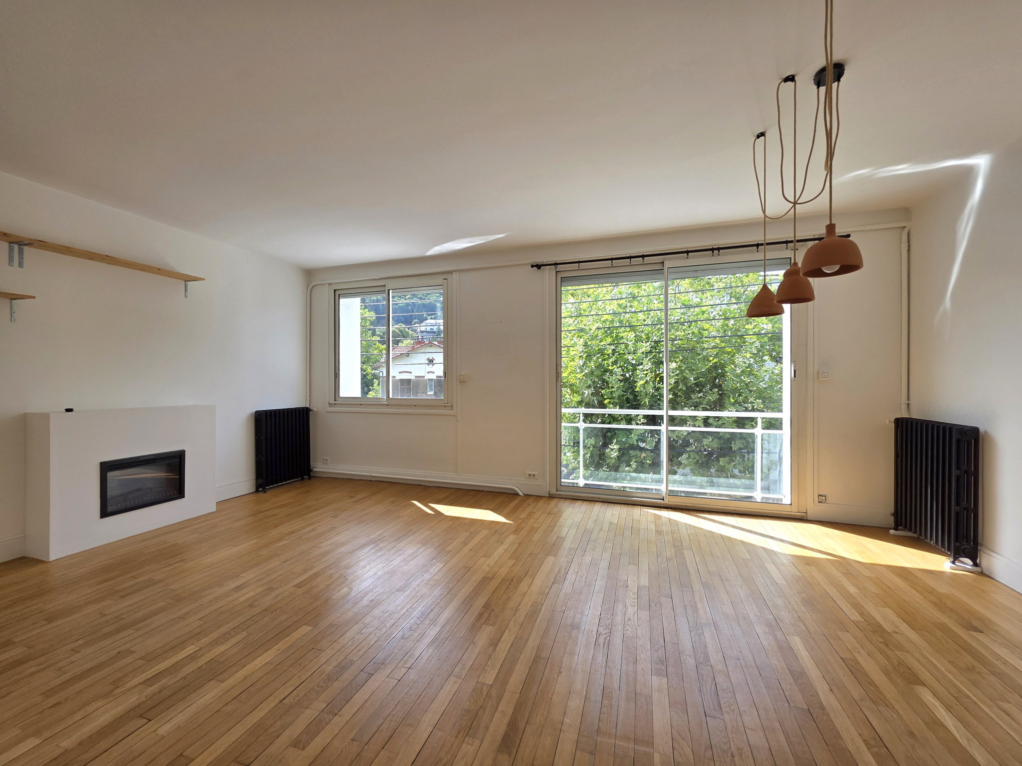 Appartement T4 avec garage, parking, local bureau, cave et jardin commun
