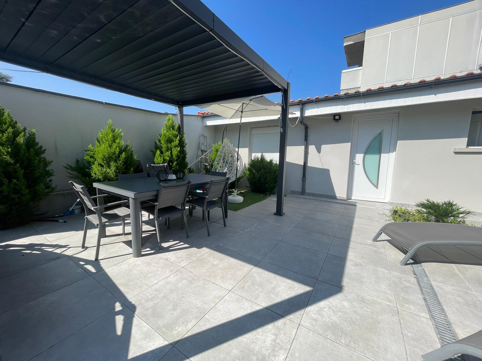 Ensemble immobilier comprenant une maison avec 2 chambres, jardin et un studio en annexe, un appartement indép