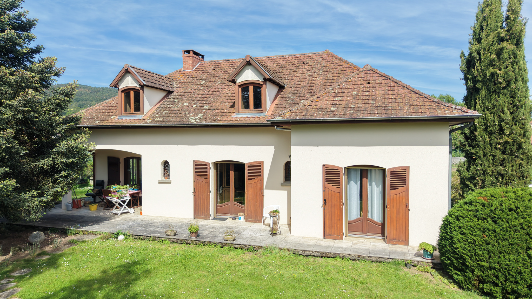 Maison 6 pièces sur parcelle arborée avec sous-sol complet, garage et parking