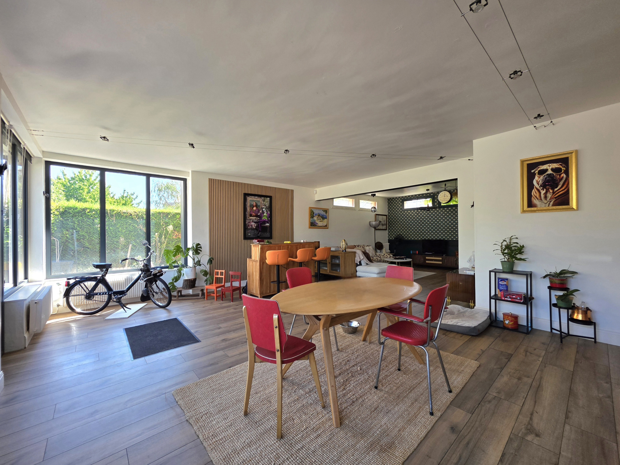 Maison individuelle neuf pièces avec terrasse, jardin et stationnements