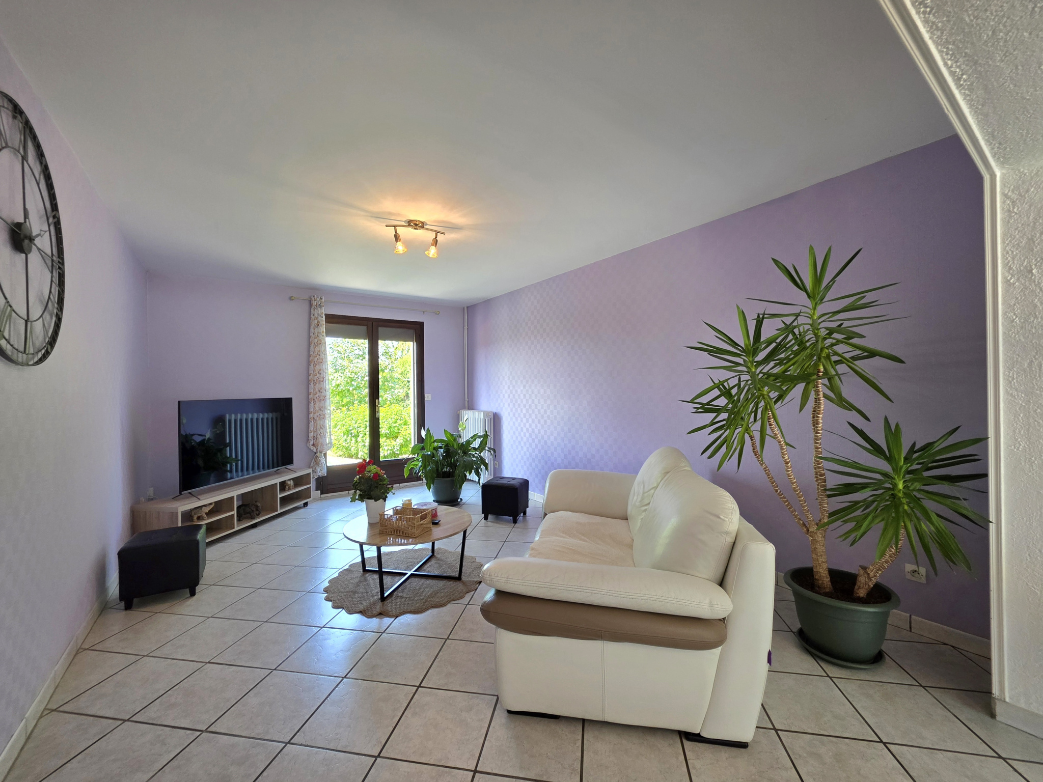 Maison plain-pied avec terrasse, garage et annexes