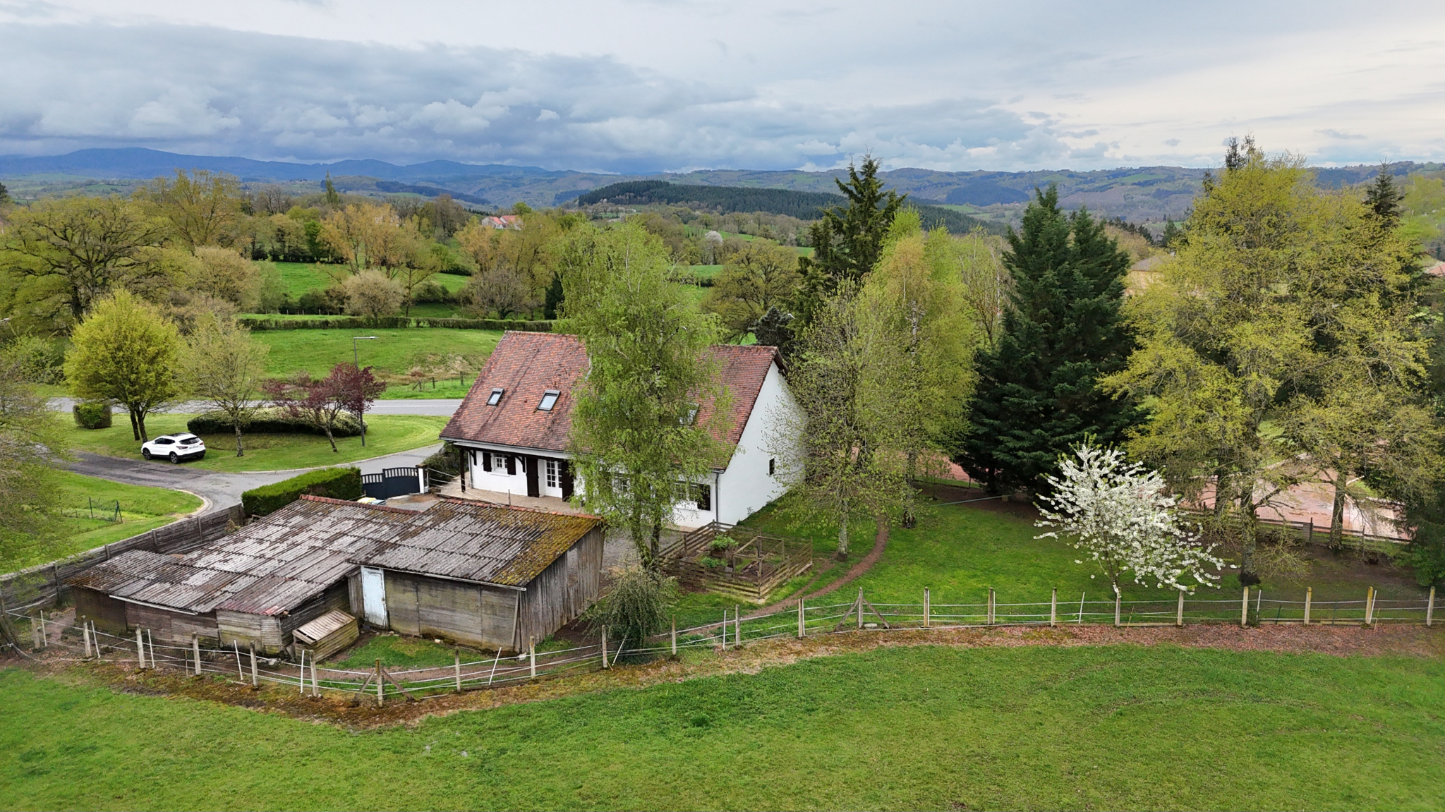 Maison individuelle 8 pièces avec terrasse, jardin et annexes