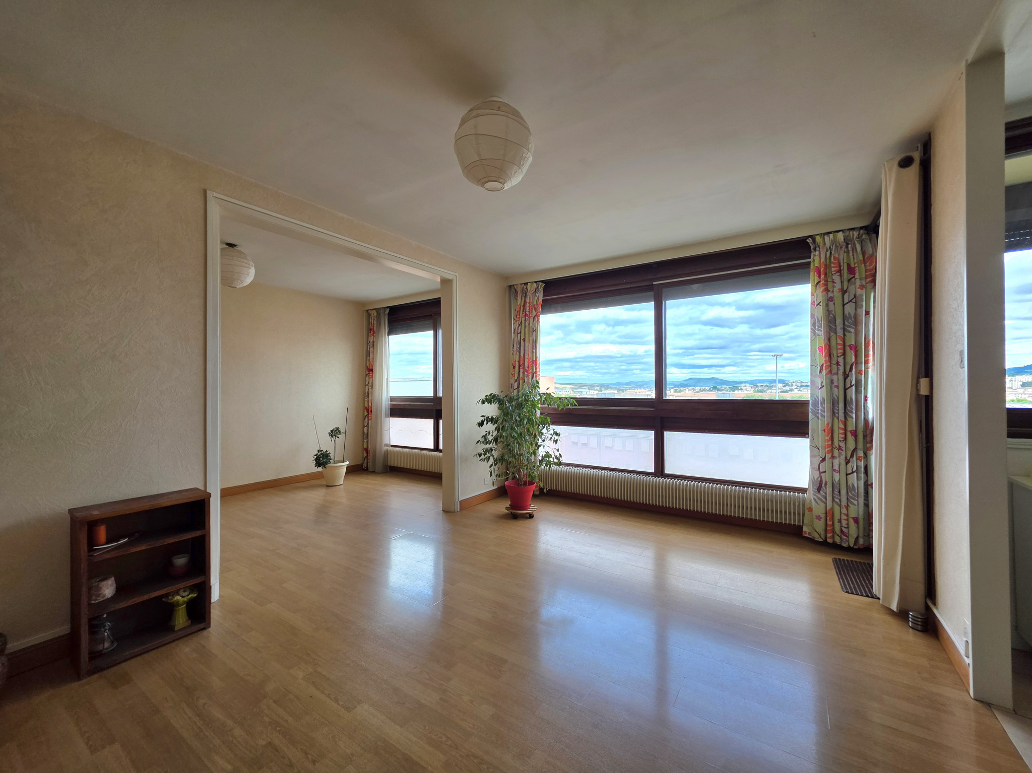 Appartement 4 pièces avec balcon, cave et stationnement couvert sécurisé