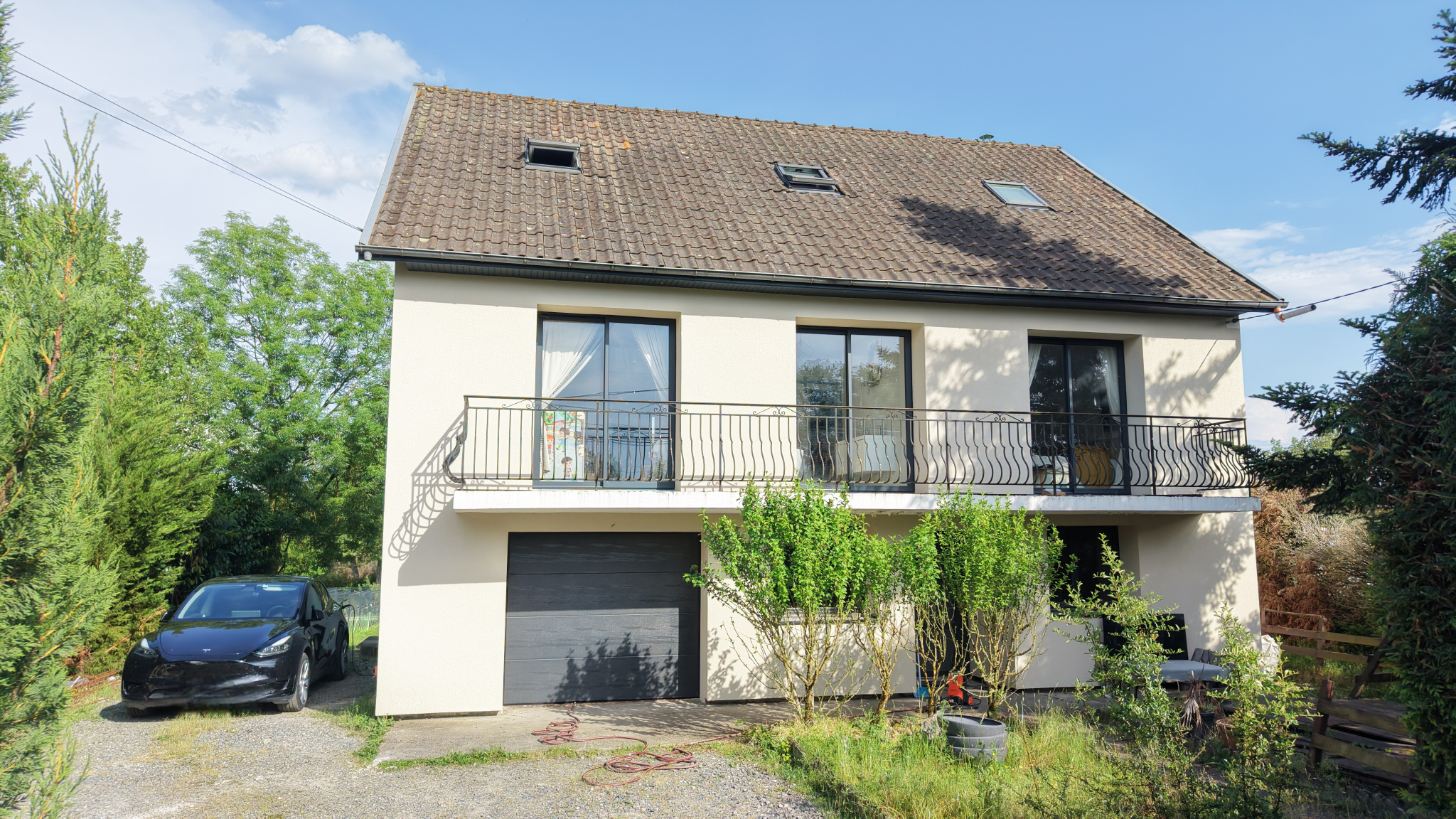 Maison 7 pièces avec garage, terrasses et jardin