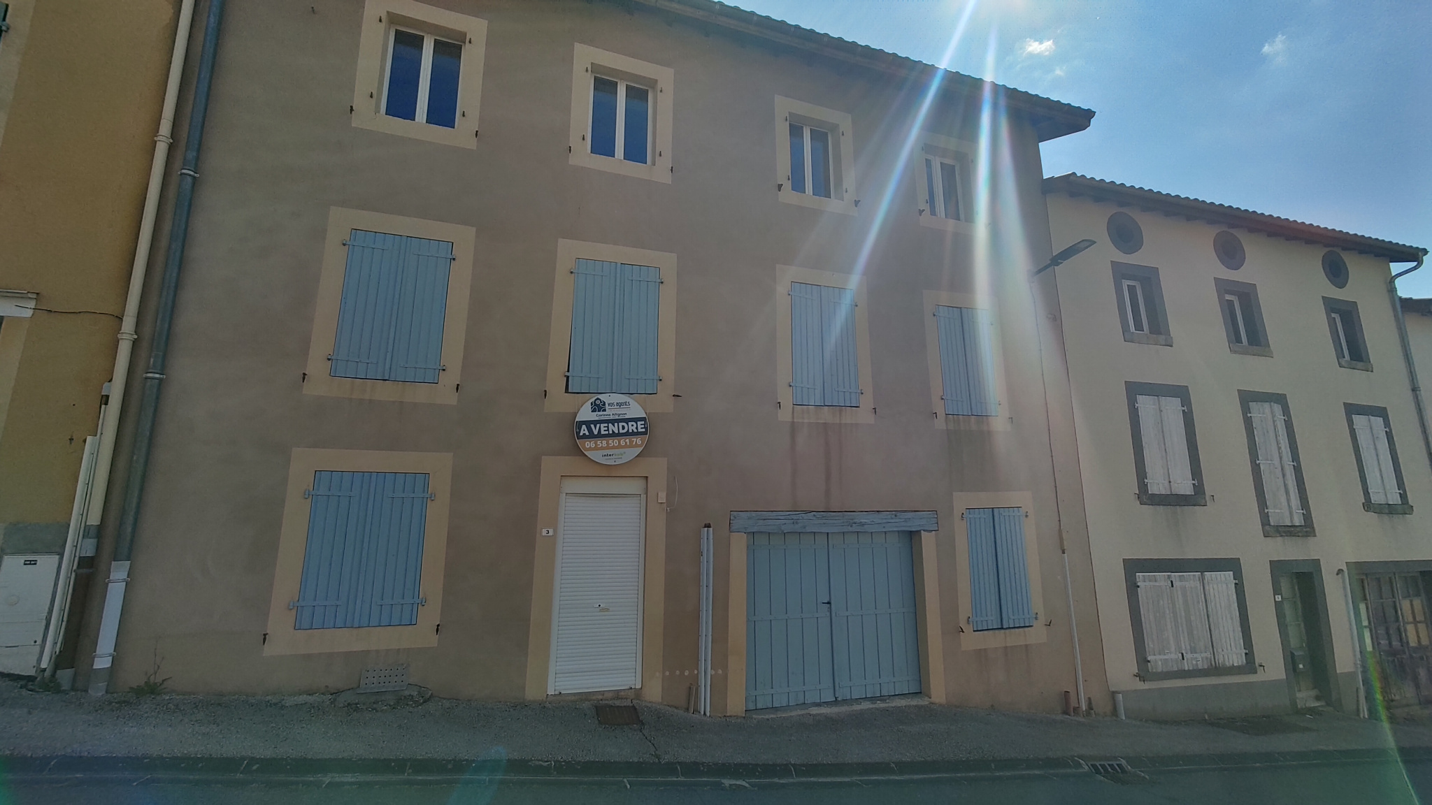 Maison de bourg 96 M2 habitable avec petite cour et garage.