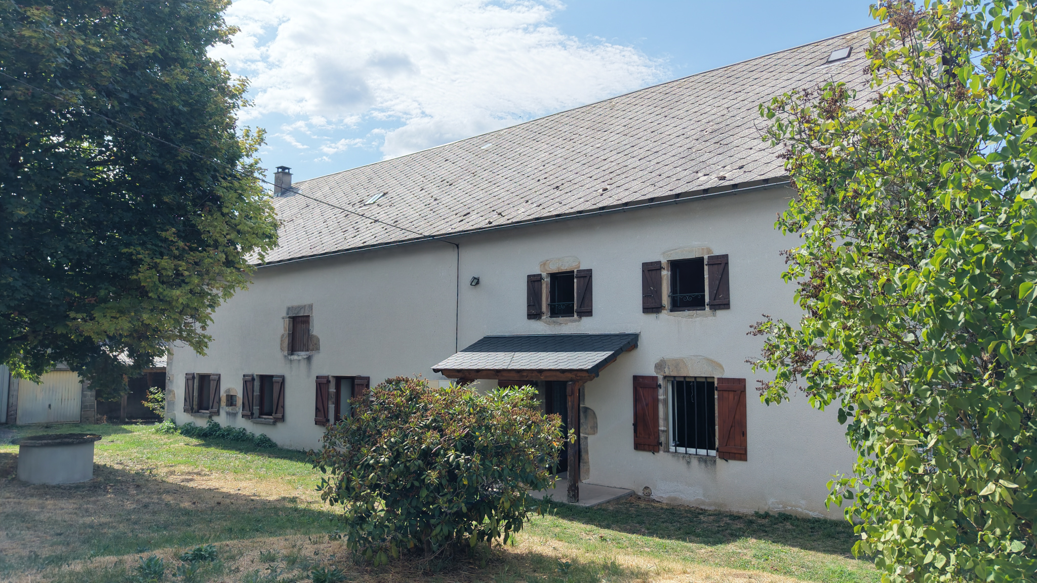 Longère huit pièces avec grange, annexes et terrain