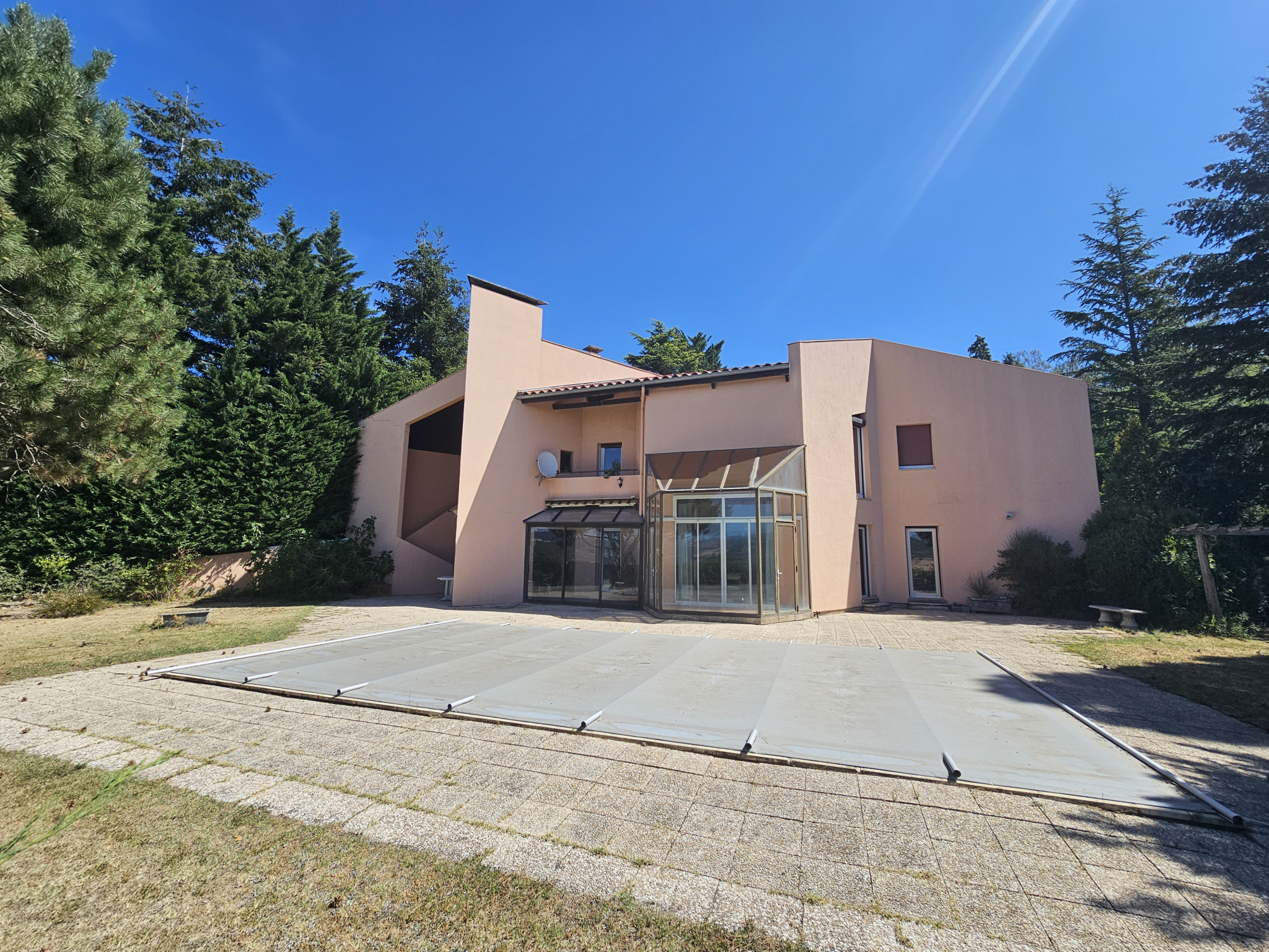 Villa d'architecte avec piscine, garages, cave, veranda, jardin arborée et vue exceptionelle